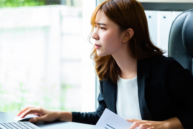 無料写真 書類を確認しながら深刻な若い上司