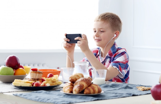 テーブルで若い男の子