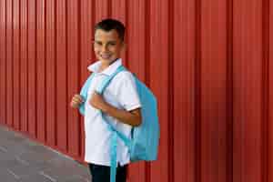Foto gratuita ragazzo che torna a scuola