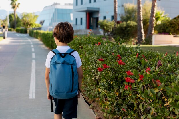 学校に戻る少年