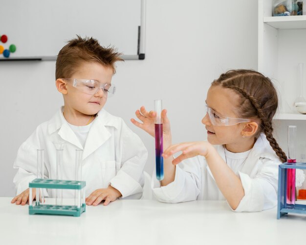실험실에서 실험을하는 어린 소년과 소녀 과학자
