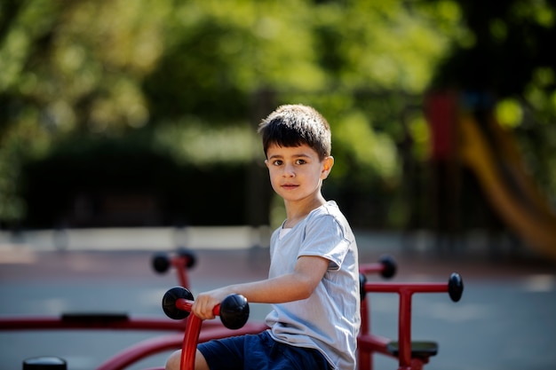 遊び場で楽しんでいる少年