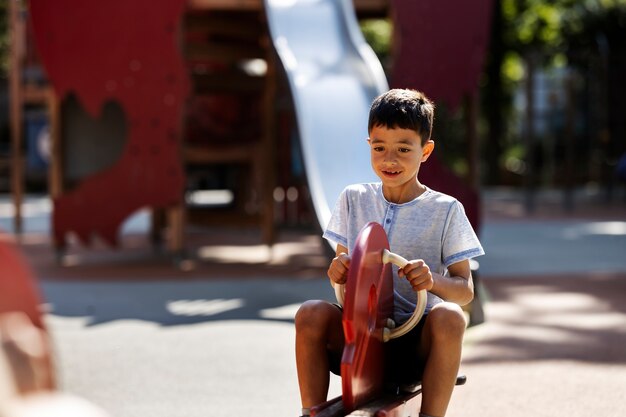 遊び場で楽しんでいる少年