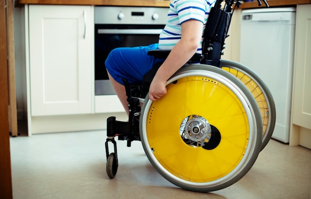 Бесплатное фото Молодой мальчик в инвалидной коляске