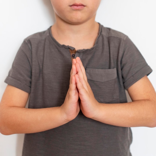 무료 사진 기도하는 법을 배우는 어린 소년