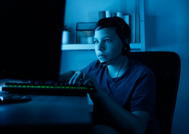 Free photo young boy playing on computer