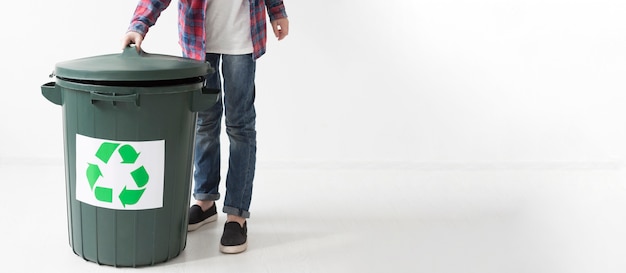 Молодой мальчик и мусорная корзина с копией пространства