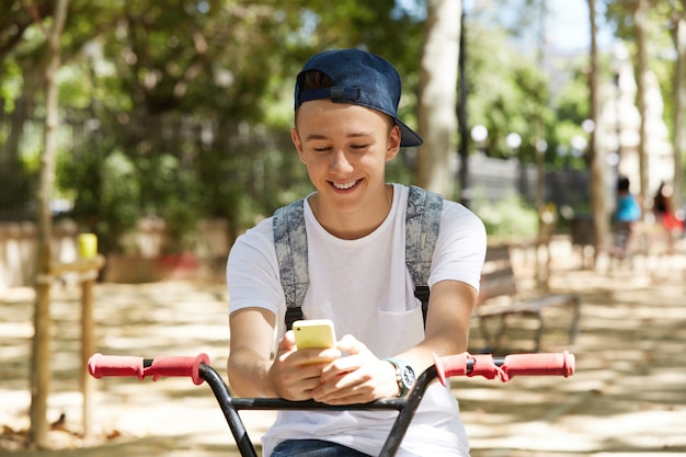 Free photo young boy riding a bmx bike in park