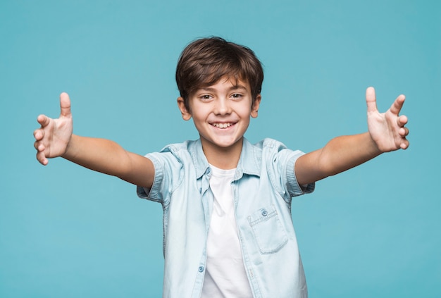 Foto gratuita giovane ragazzo con le braccia aperte per l'abbraccio