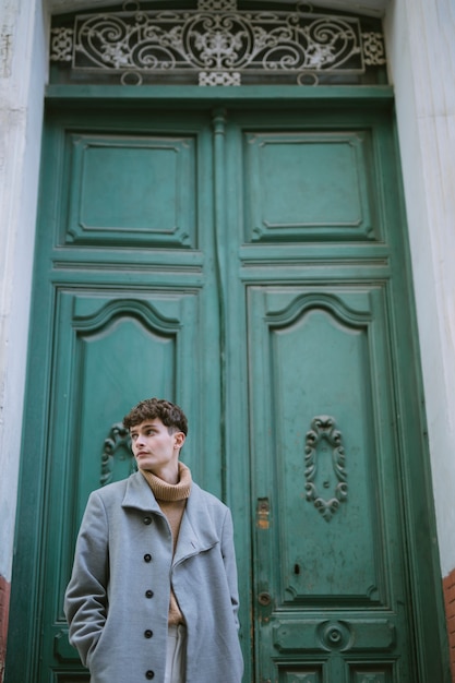 Молодой мальчик с пальто у входной двери