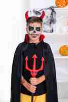 Бесплатное фото Мальчик с рогами дьявола позирует на хэллоуин