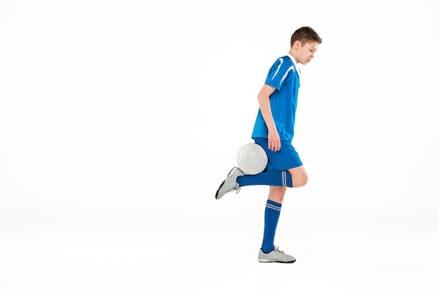 飛び蹴りをしているサッカーボールの少年