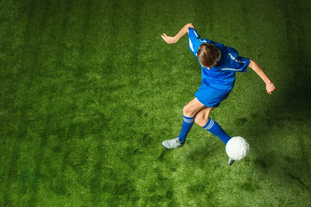 カジュアルな服装の友人のグループが戸外でサッカーをします 人々は楽しんで 楽しんでいます アクティブな休息と美しい夕日 無料の写真