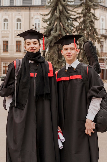 무료 사진 어린 소년들은 졸업했다.