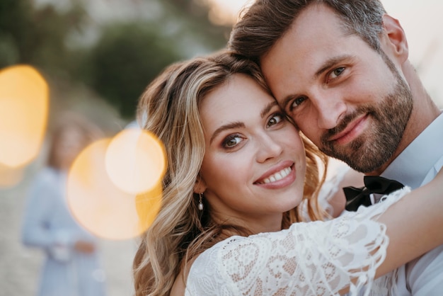 Foto gratuita giovani sposi che hanno un matrimonio sulla spiaggia