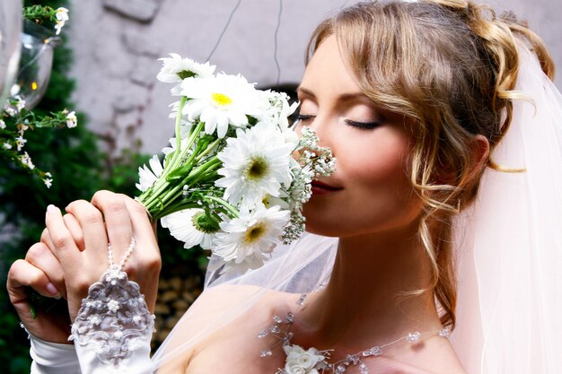 花を持つ若い花嫁