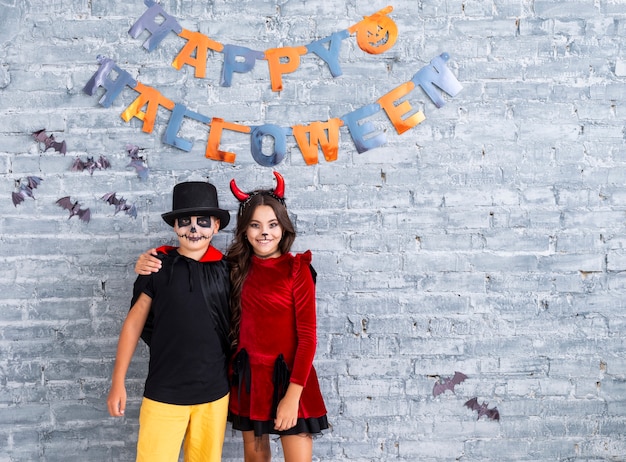 Foto gratuita giovani fratelli che celebrano halloween