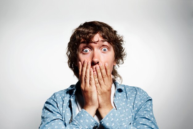 Free photo young brunet man wearing blue shirt