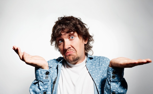 Free photo young brunet man wearing blue shirt