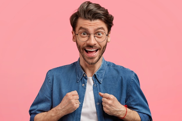 Free photo young brunet man wearing trendy eyeglasses