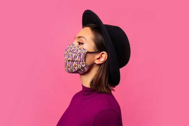 Free photo young brunette girl wearing respiratory face mask against coronavirus