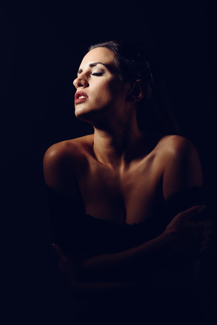 Free Photo young brunette woman in black lingerie in chiaroscuro lighting. 