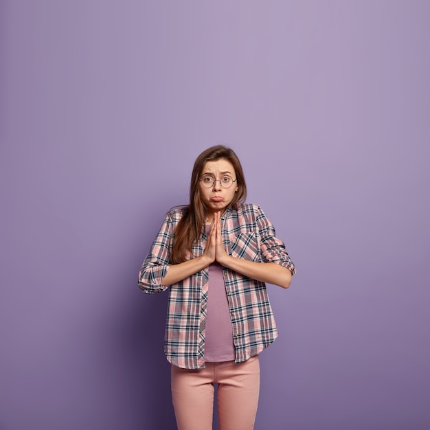 Free photo young brunette woman in colorful clothes