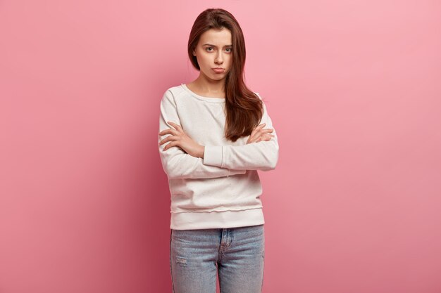 Free photo young brunette woman in jeans and sweater