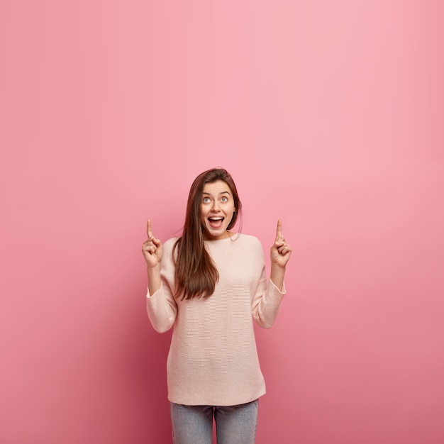 Foto gratuita giovane donna castana in jeans e maglione