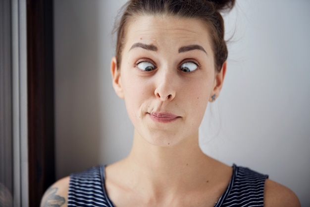 Free photo young brunette woman looking cross-eyed