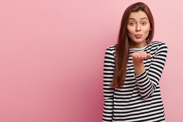 Free photo young brunette woman in striped shirt