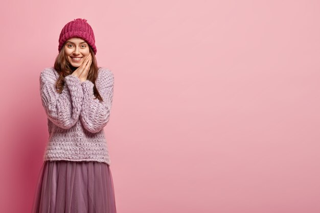 カラフルな冬の服を着ている若いブルネットの女性