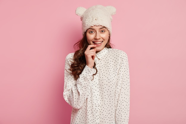 Foto gratuita giovane donna castana che porta cappello divertente