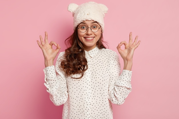 Giovane donna castana che porta cappello divertente