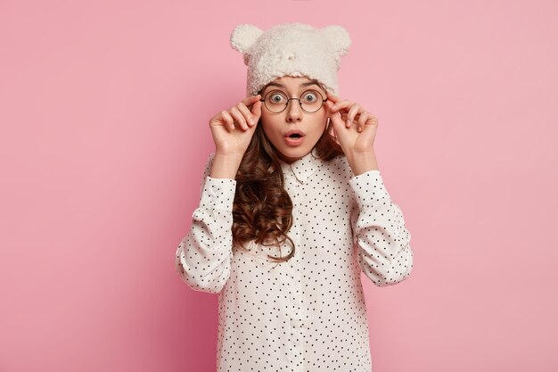 Giovane donna castana che porta cappello divertente