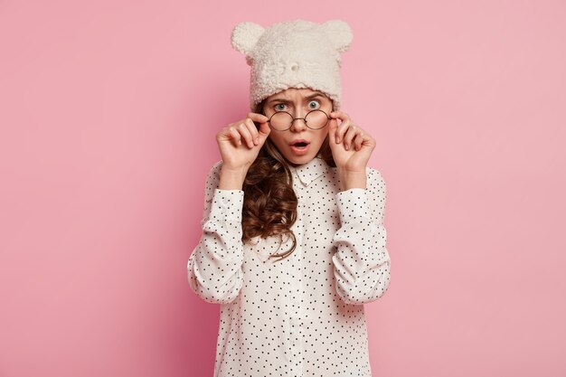 Foto gratuita giovane donna castana che porta cappello divertente