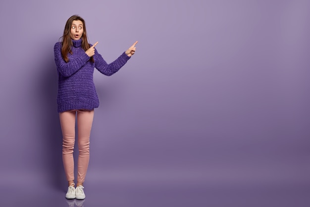 Free photo young brunette woman wearing purple sweater