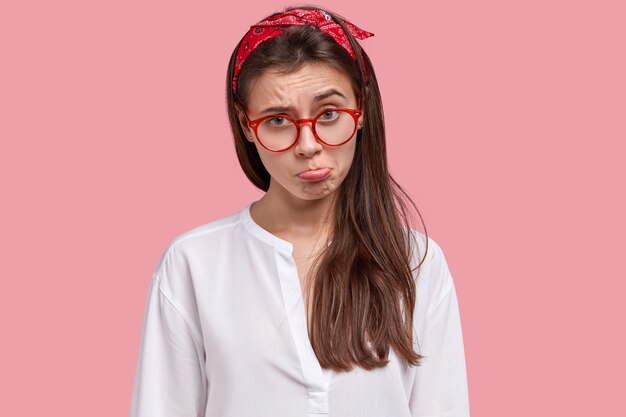 赤いバンダナと眼鏡を身に着けている若いブルネットの女性