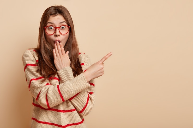 Free Photo young brunette woman wearing red eyeglasses