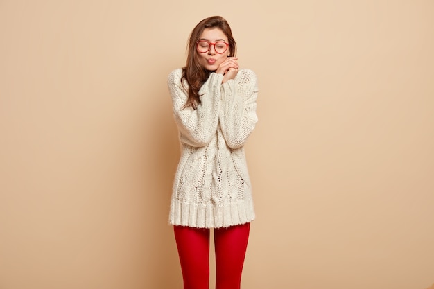 Free photo young brunette woman wearing red glasses