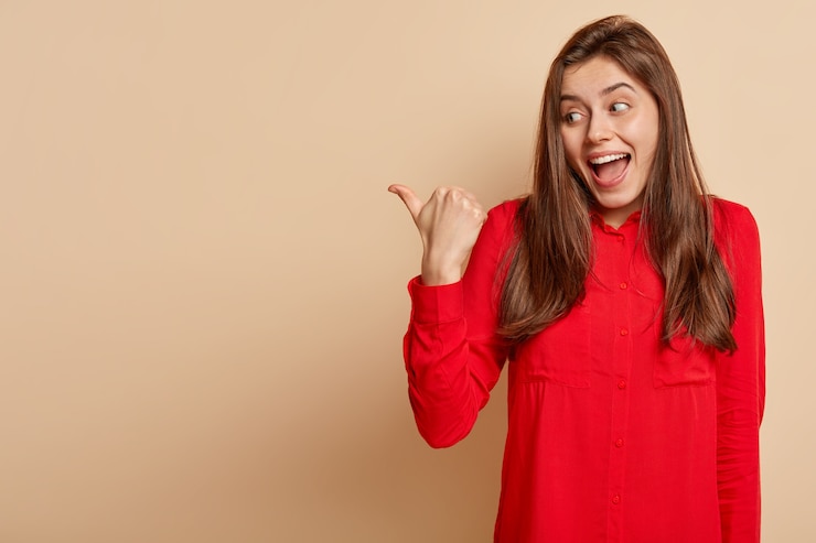 Free Photo young brunette woman wearing red shirt