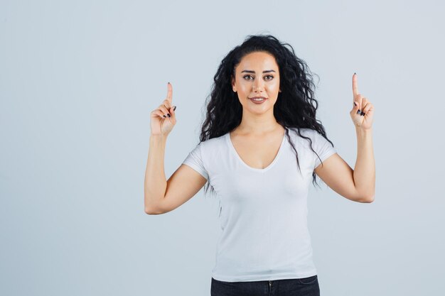 白いTシャツを着た若いブルネットの女性