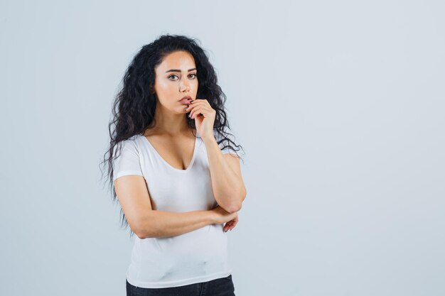 白いTシャツを着た若いブルネットの女性