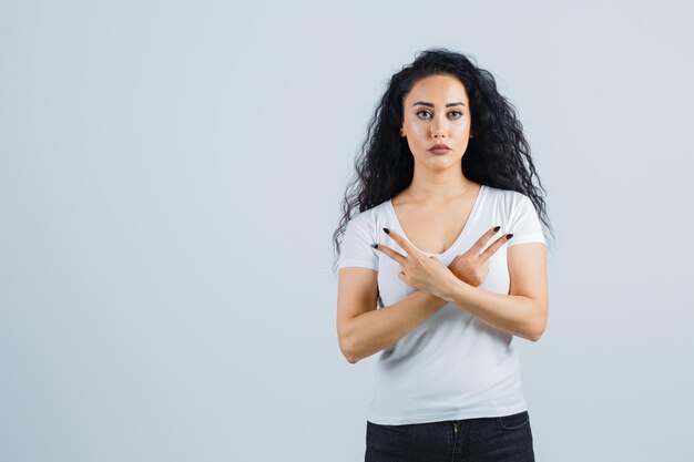 白いTシャツを着た若いブルネットの女性