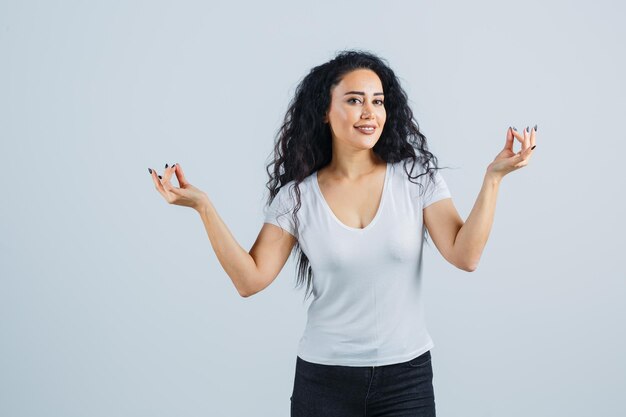 白いTシャツを着た若いブルネットの女性