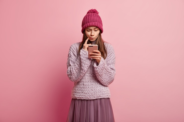 無料Photo 冬の服を着た若いブルネットの女性