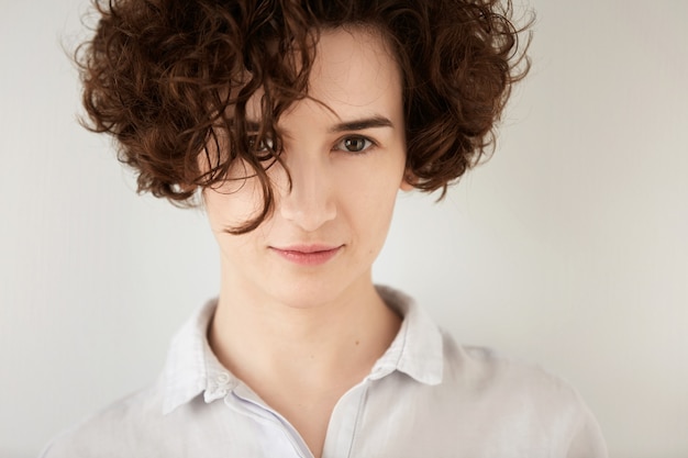 Free photo young brunette woman with curly hair