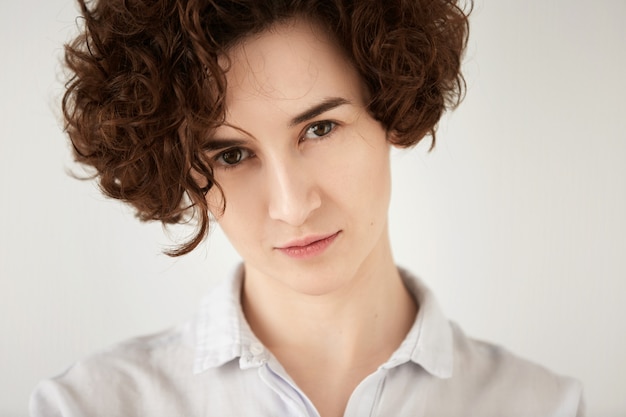 Free photo young brunette woman with curly hair