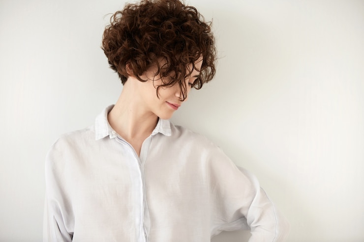 無料Photo 巻き毛を持つ若いブルネットの女性
