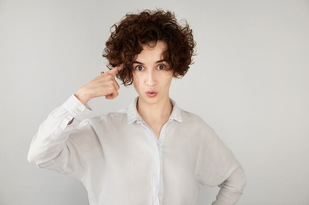 Foto gratuita giovane donna castana con capelli ricci